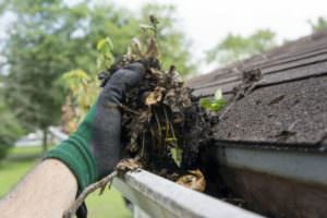 cleaning clogged gutters
